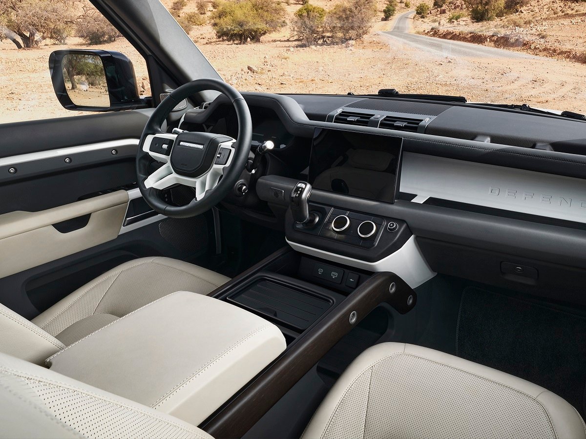 Tablero interior del Land Rover Defender 130 2023